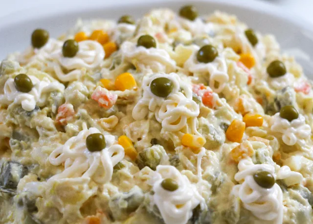 Kartoffelsalat mit Erbsen, Mais und Gewürzgurken