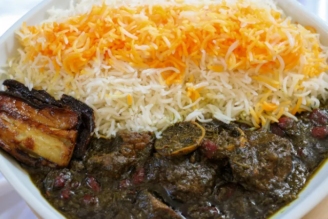Kräutereintopf mit Rindfleisch auf Reis